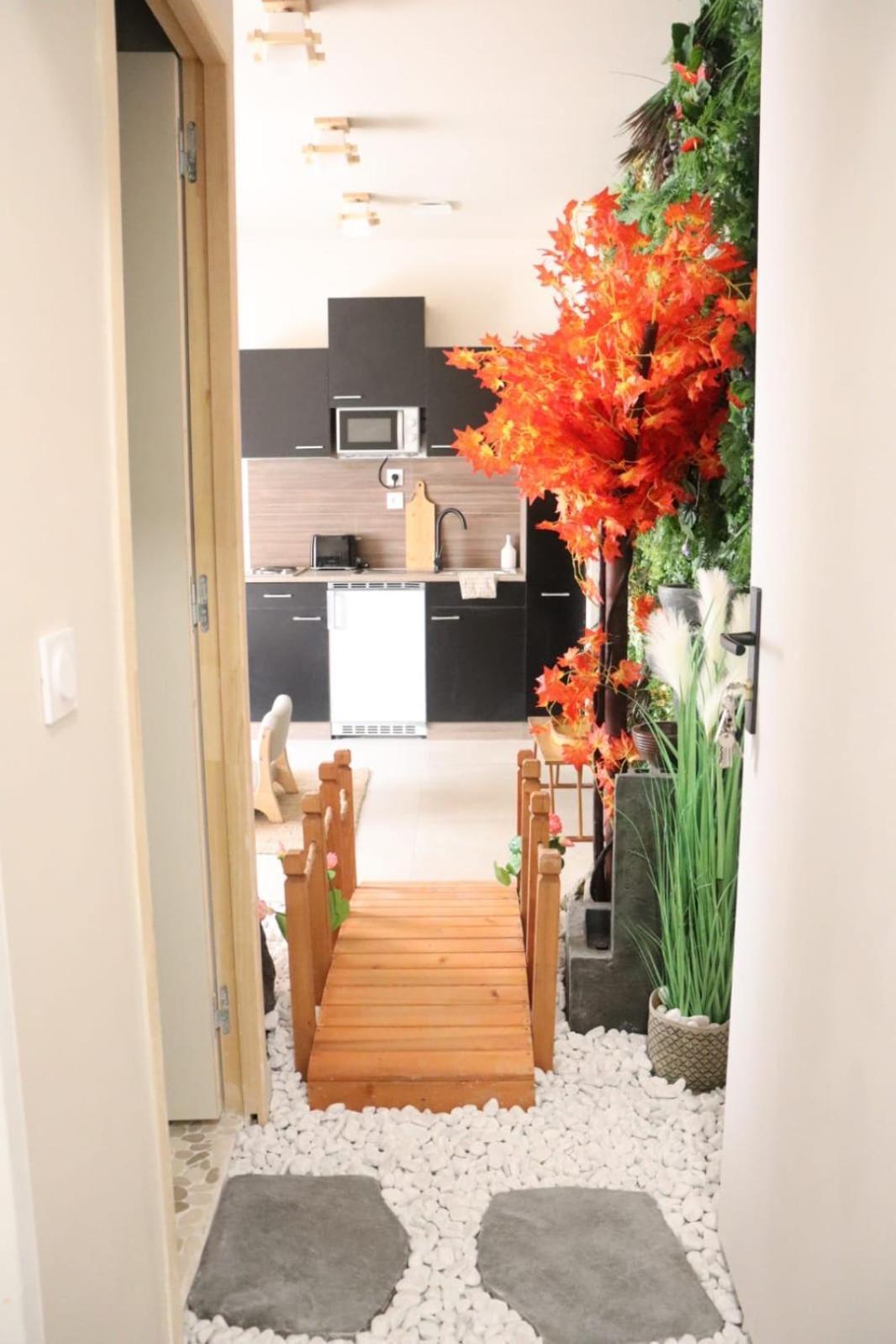 Loveroom Japon Avec Balneotherapie Тулон Екстериор снимка