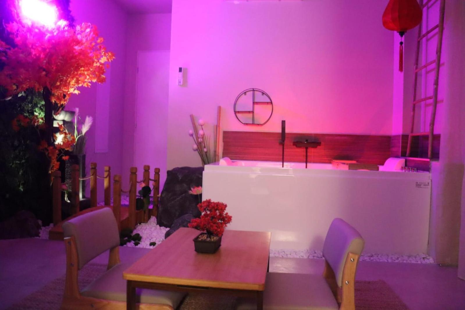Loveroom Japon Avec Balneotherapie Тулон Екстериор снимка