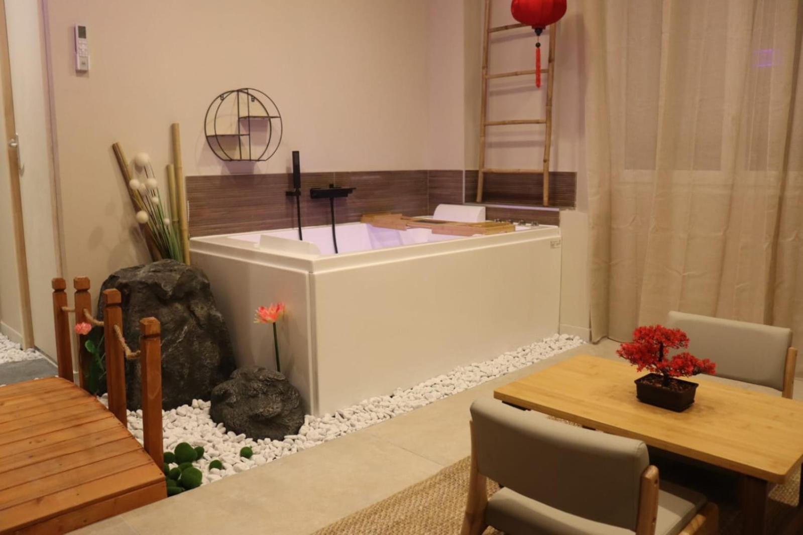 Loveroom Japon Avec Balneotherapie Тулон Екстериор снимка
