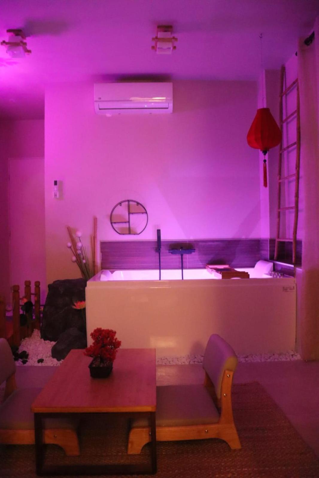 Loveroom Japon Avec Balneotherapie Тулон Екстериор снимка