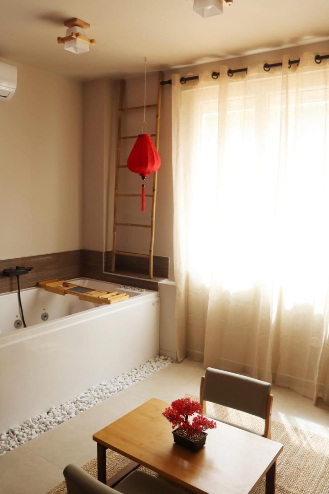 Loveroom Japon Avec Balneotherapie Тулон Екстериор снимка