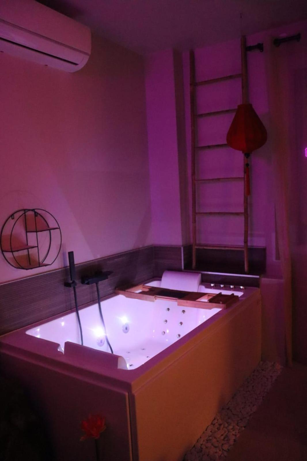 Loveroom Japon Avec Balneotherapie Тулон Екстериор снимка