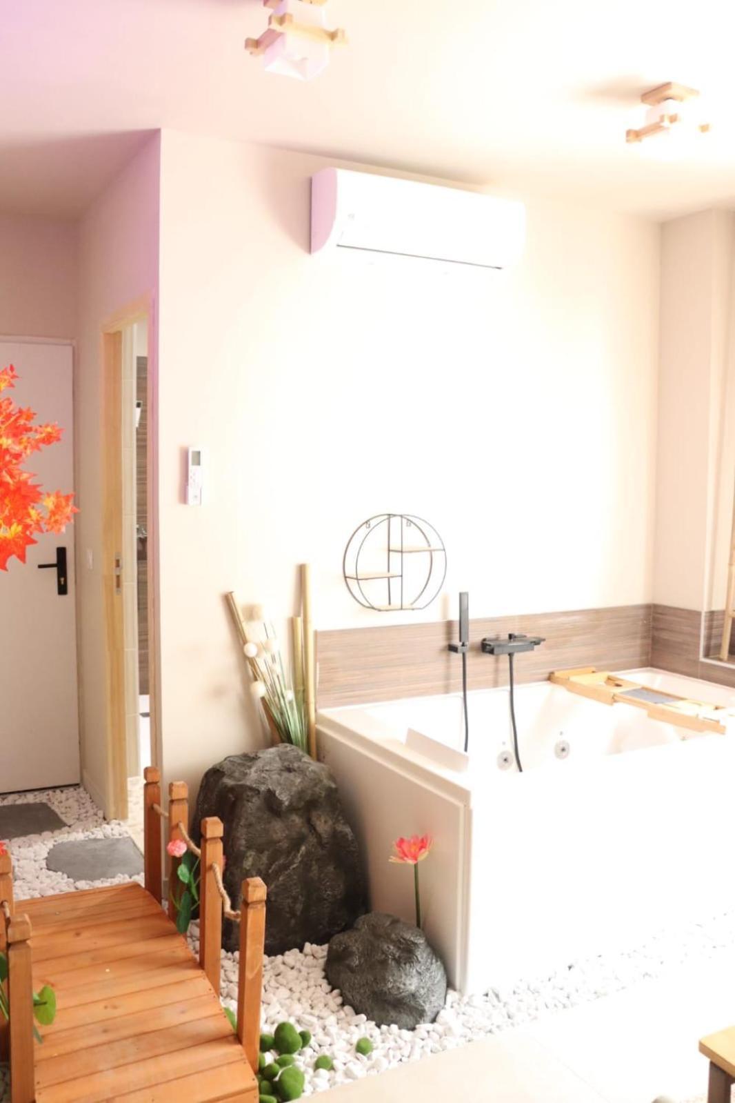 Loveroom Japon Avec Balneotherapie Тулон Екстериор снимка
