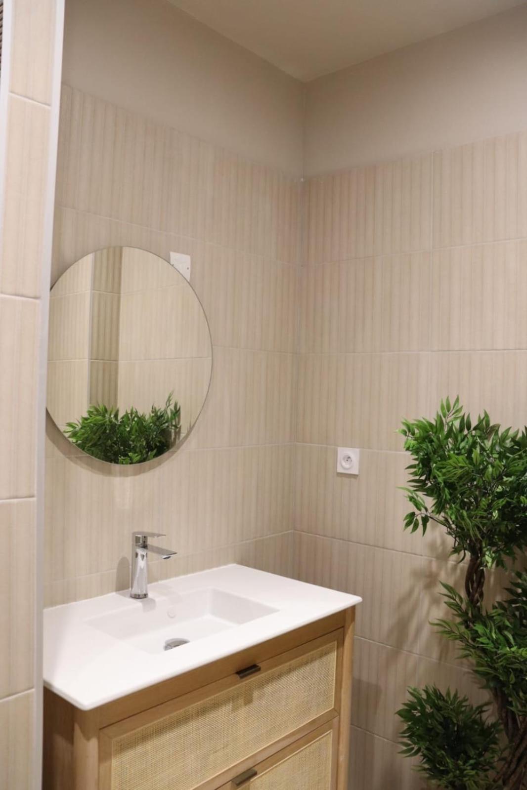 Loveroom Japon Avec Balneotherapie Тулон Екстериор снимка