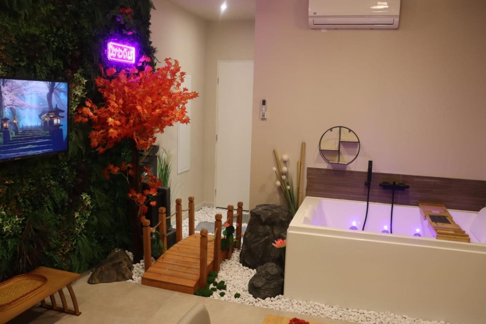 Loveroom Japon Avec Balneotherapie Тулон Екстериор снимка