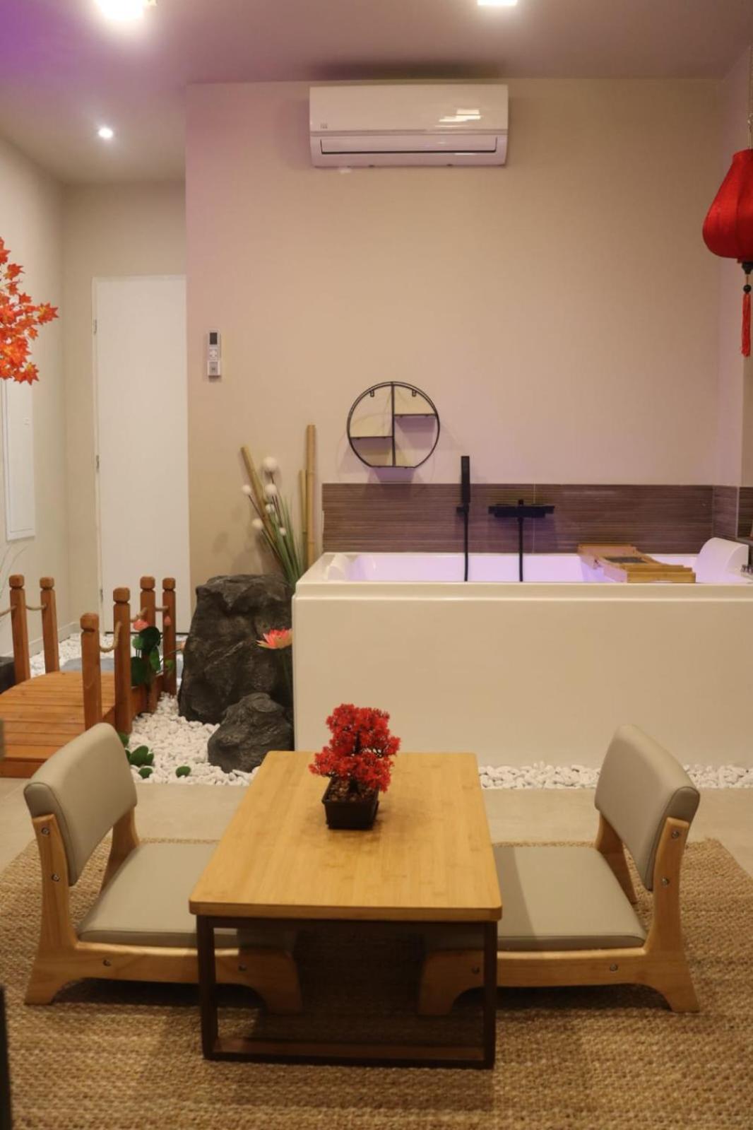 Loveroom Japon Avec Balneotherapie Тулон Екстериор снимка