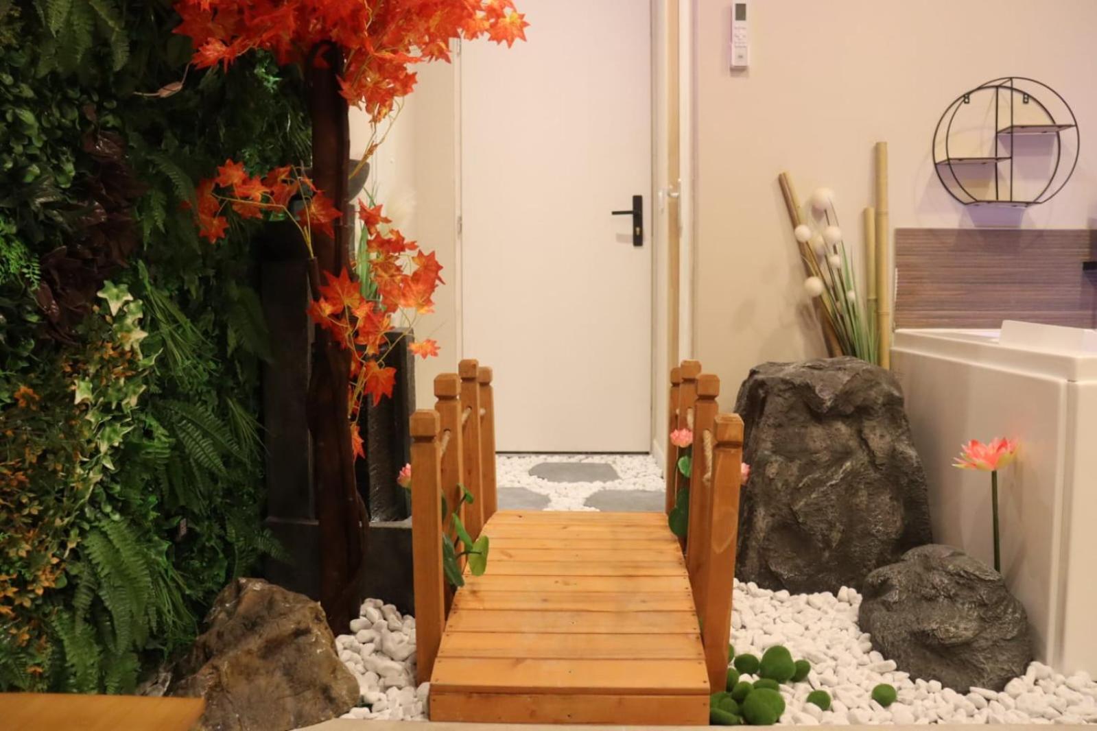 Loveroom Japon Avec Balneotherapie Тулон Екстериор снимка