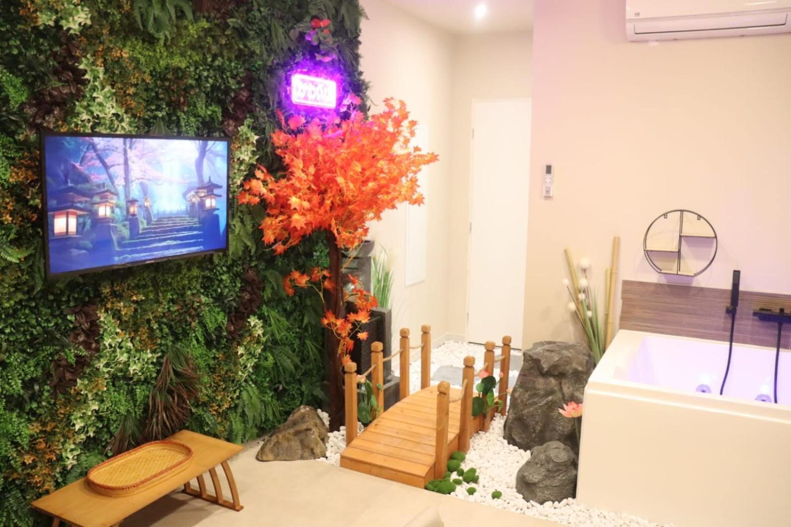 Loveroom Japon Avec Balneotherapie Тулон Екстериор снимка